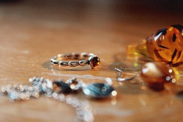 Découvrez les techniques artisanales méconnues de fabrication de bijoux en ambre de mammouth
