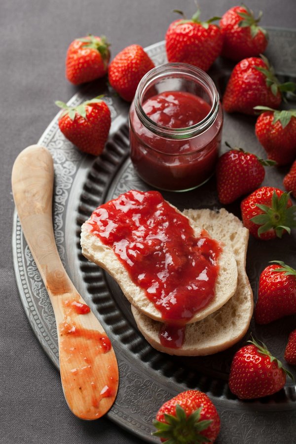 Quelle est la technique pour préparer une gelée de vin rouge pour accompagner les fromages ?